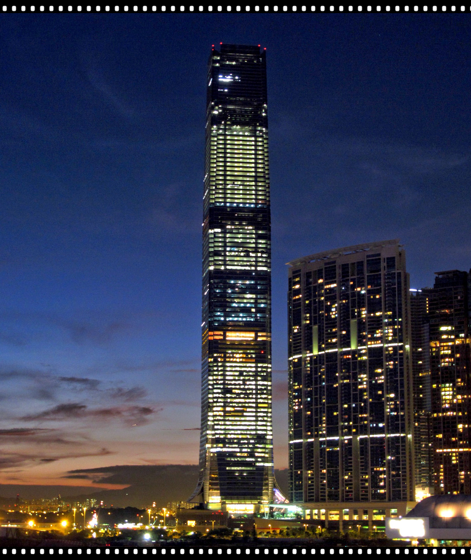 香港天际100坐落在全港最高大厦环球贸易广场100楼,是香港最高的
